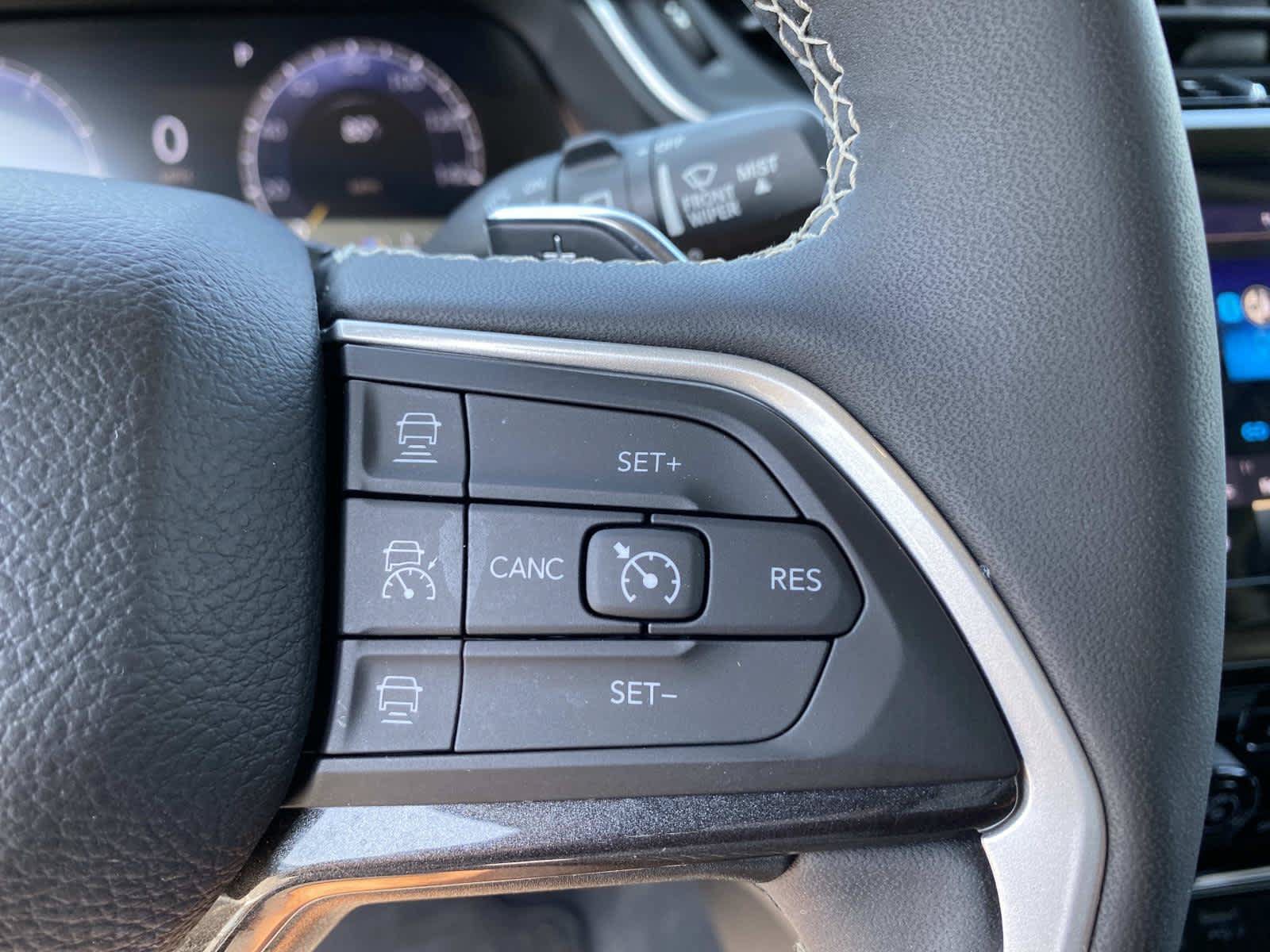 Used 2023 Jeep Grand Cherokee Laredo w/ Luxury Tech Group I AWD/4WD image 16