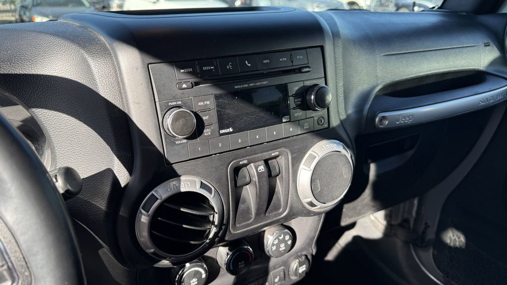 Used 2015 Jeep Wrangler Rubicon w/ Power Convenience Group AWD/4WD image 5