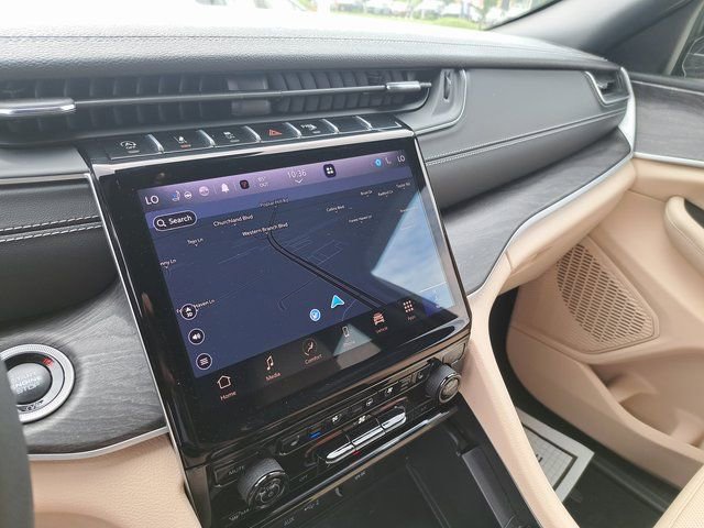 Used 2024 Jeep Grand Cherokee Limited w/ Luxury Tech Group II image 16