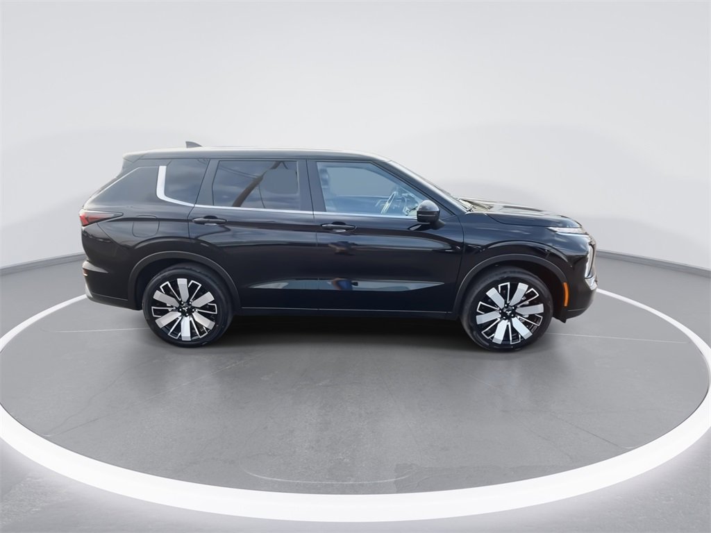 New 2025 Mitsubishi Outlander SE image 9