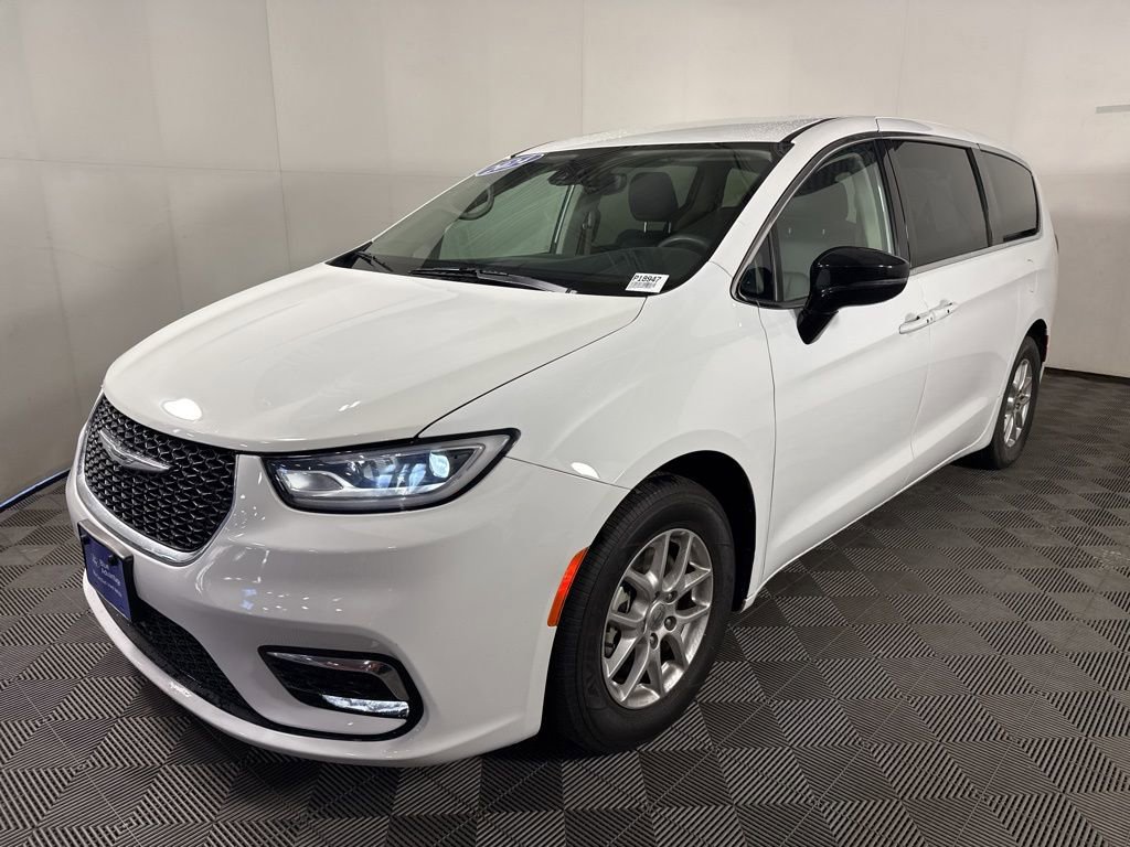 Used 2024 Chrysler Pacifica Touring-L FWD image 5