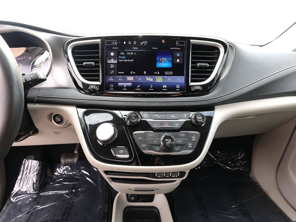 Used 2023 Chrysler Pacifica Touring-L AWD/4WD image 17