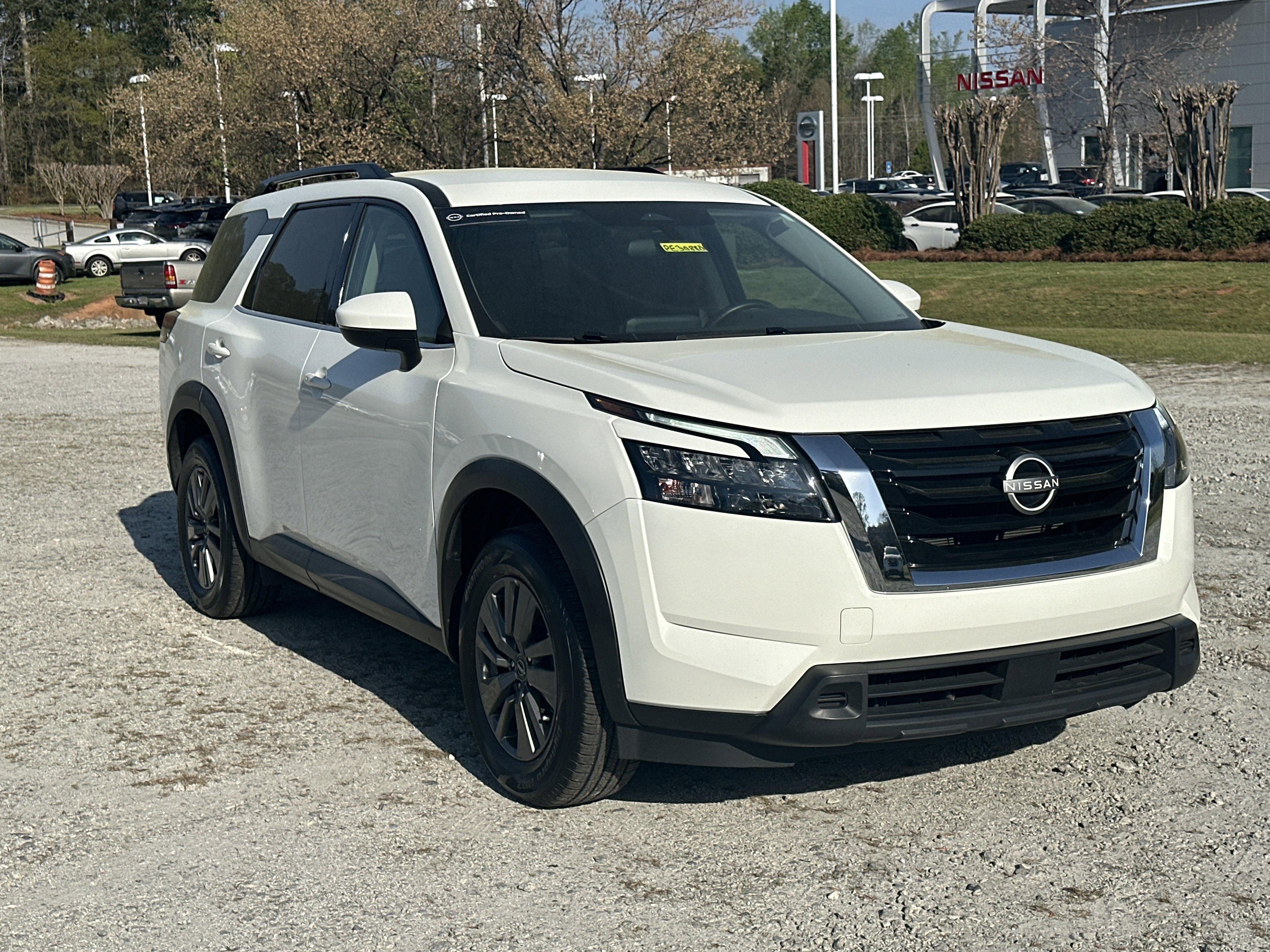 Used 2025 Nissan Pathfinder SV image 3