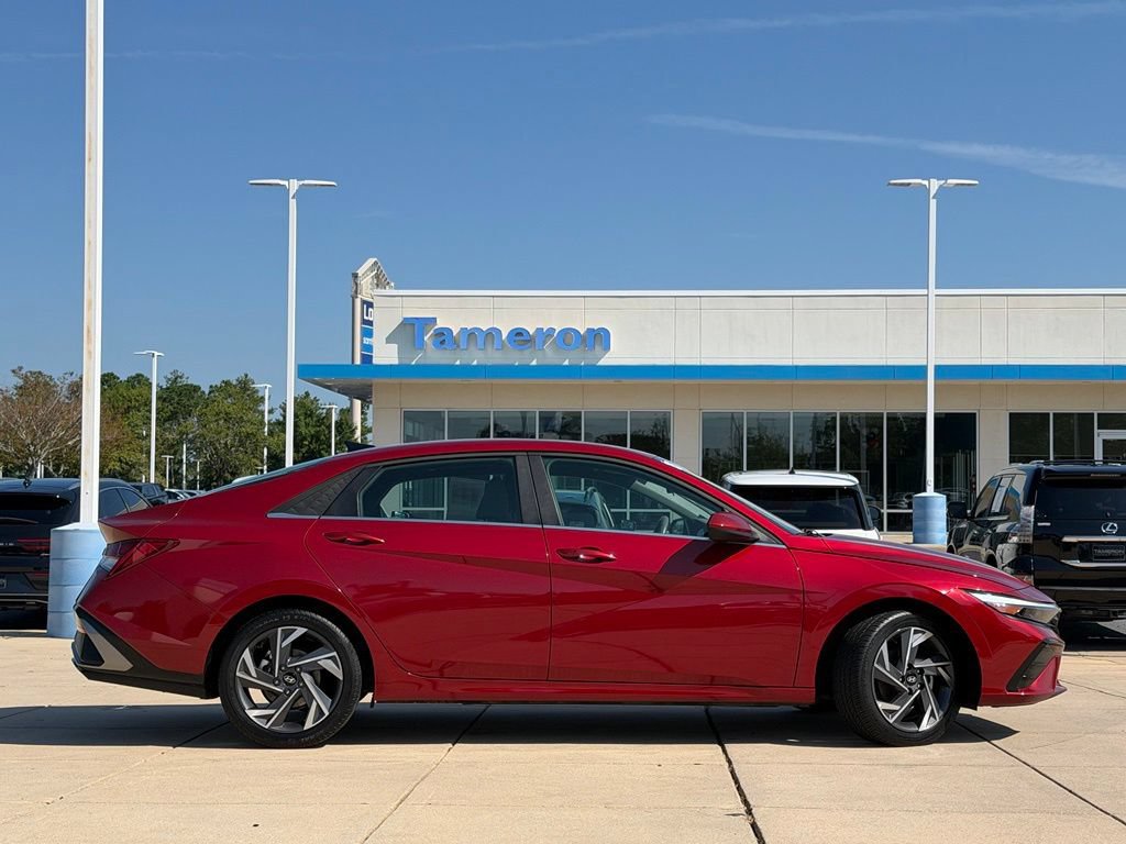 Used 2025 Hyundai Elantra SEL FWD image 4