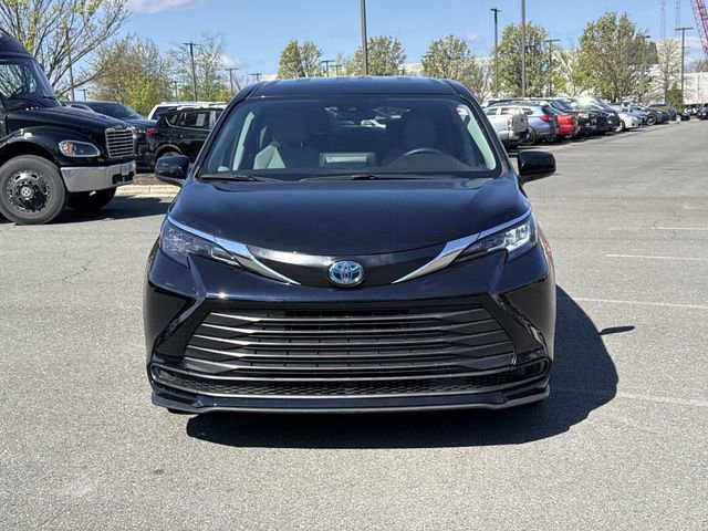 Used 2024 Toyota Sienna LE image 6