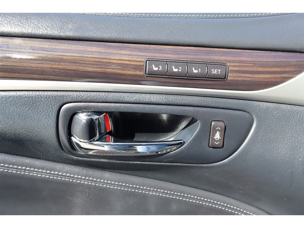 Used 2013 Lexus LS 460 AWD w/ Comfort Pkg image 31