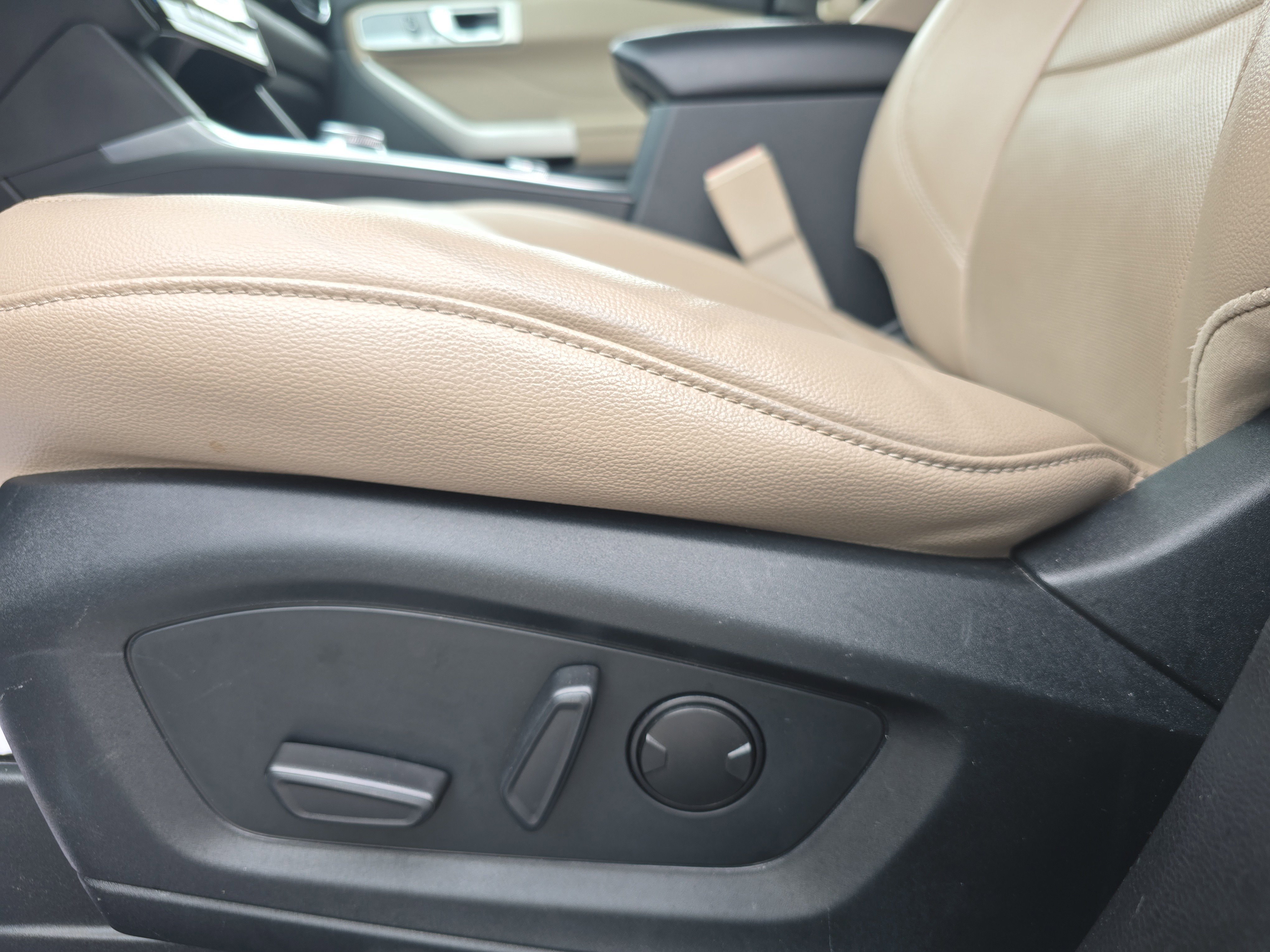 Used 2023 Ford Explorer Limited w/ Class IV Trailer Tow Package image 13