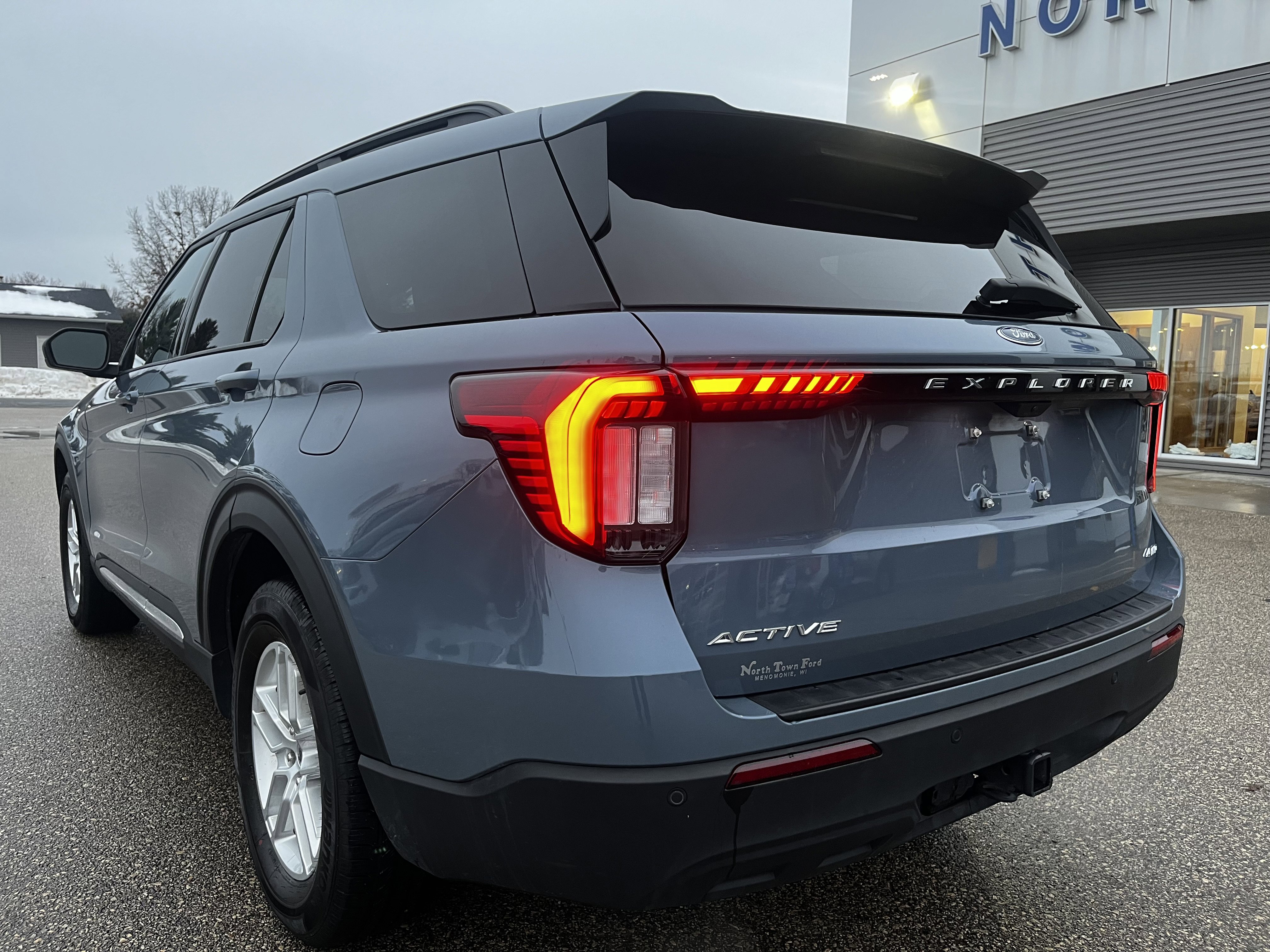 Used 2025 Ford Explorer Active AWD/4WD image 8