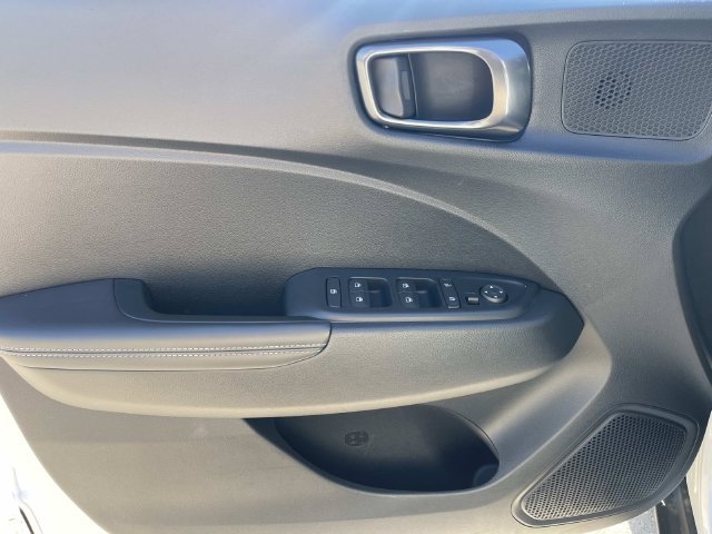 Certified 2025 Hyundai Venue Limited FWD image 25