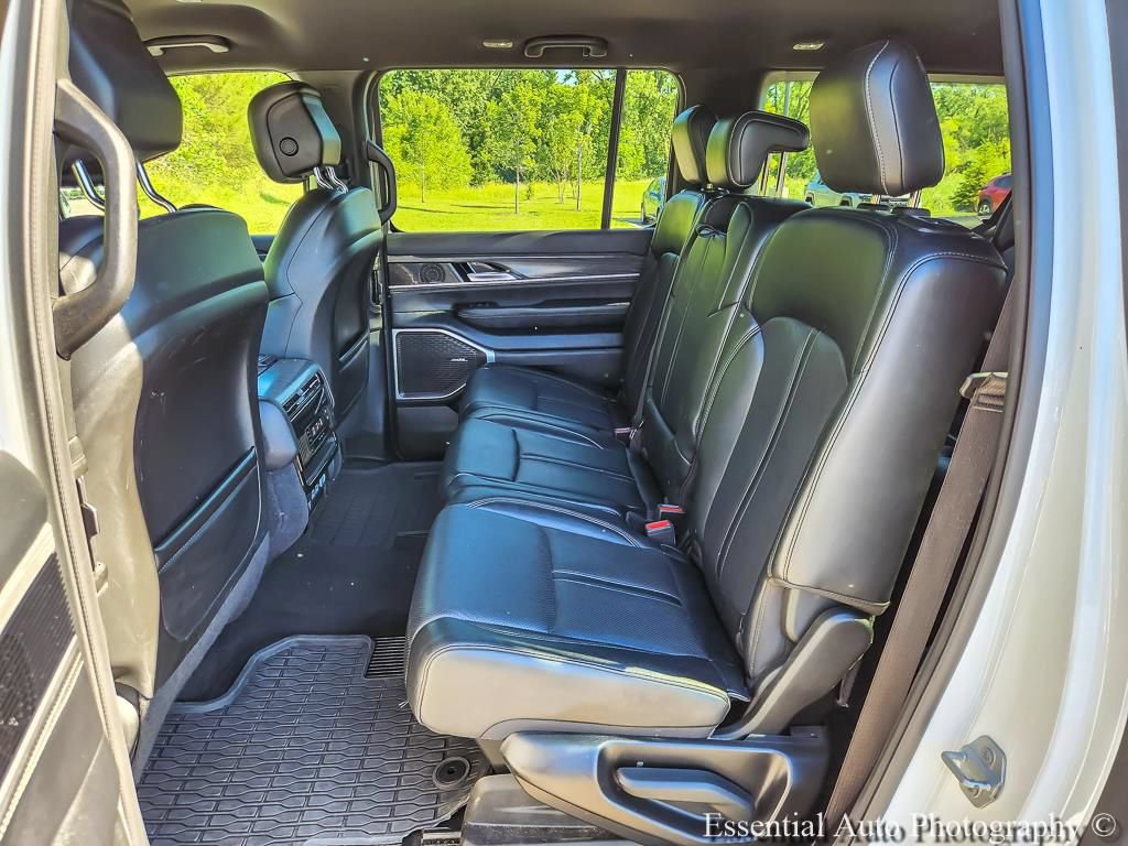 Used 2024 Jeep Wagoneer L Series II w/ Flexible Seating Group AWD/4WD image 10