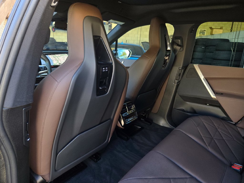 Used 2023 BMW iX xDrive50 w/ Sport Package AWD/4WD image 18