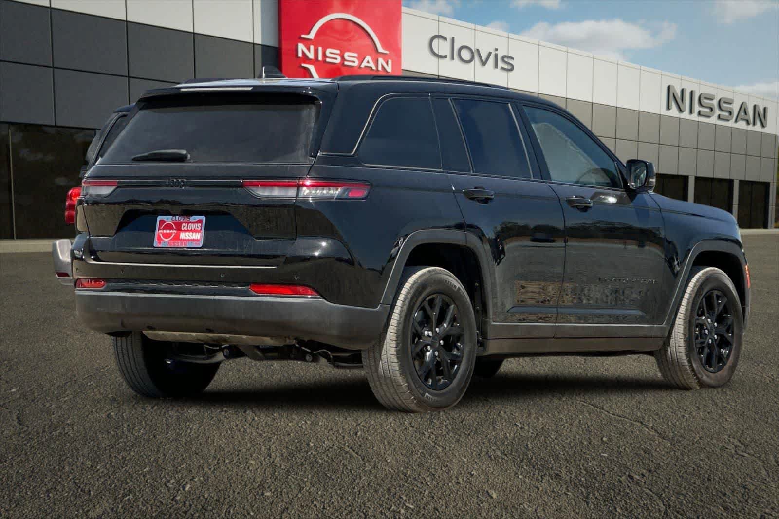 Used 2024 Jeep Grand Cherokee Altitude RWD image 3