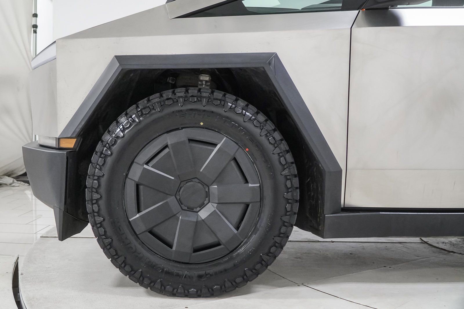 Used 2025 Tesla Cybertruck AWD Crew Cab image 21