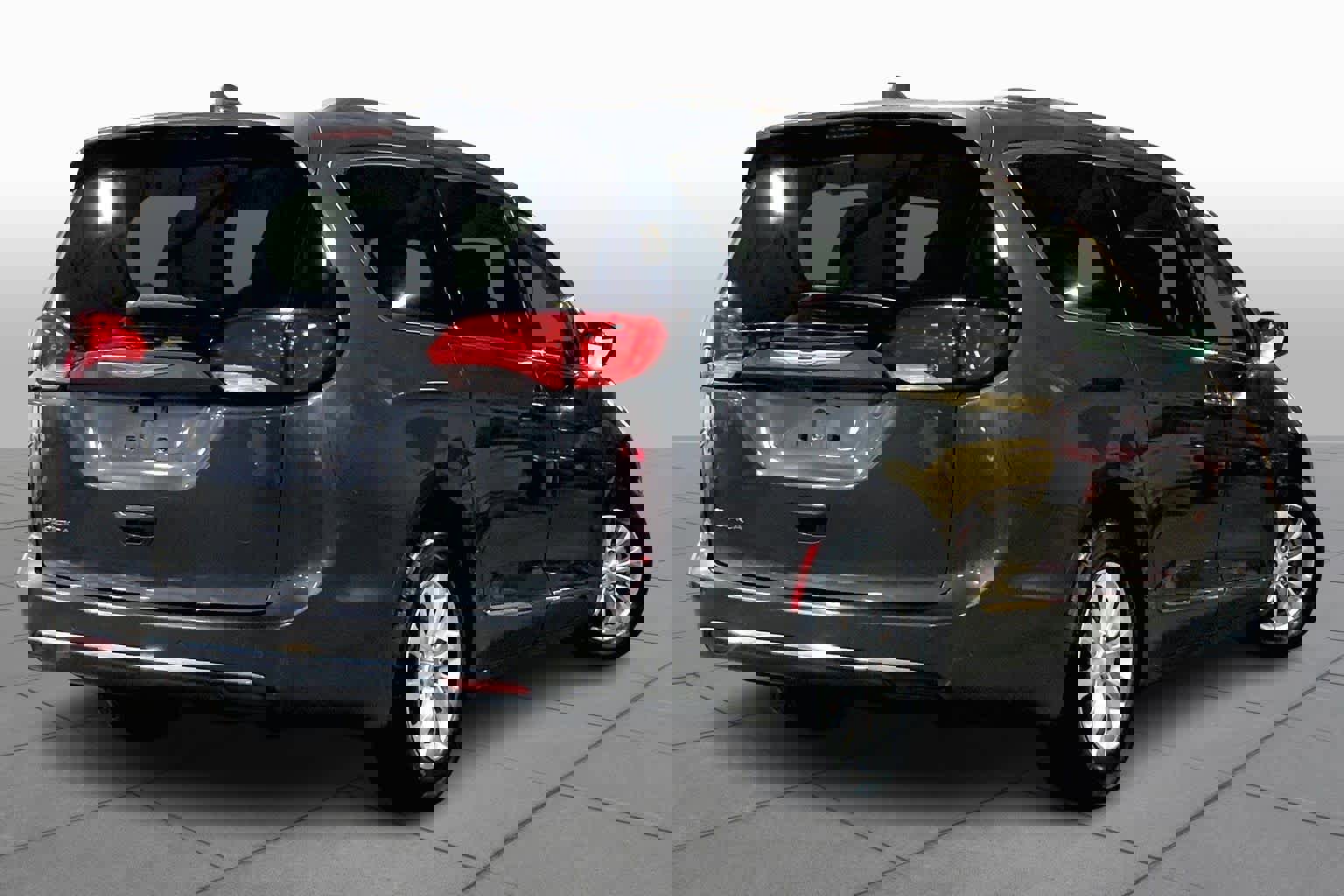 Used 2018 Chrysler Pacifica Touring-L image 12