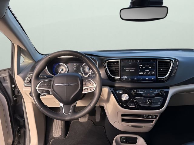 Used 2023 Chrysler Pacifica Touring-L FWD image 18