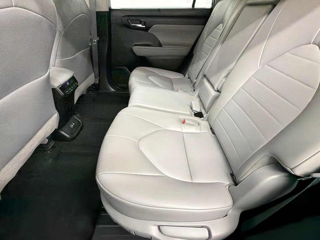 Used 2022 Toyota Highlander XLE FWD image 41
