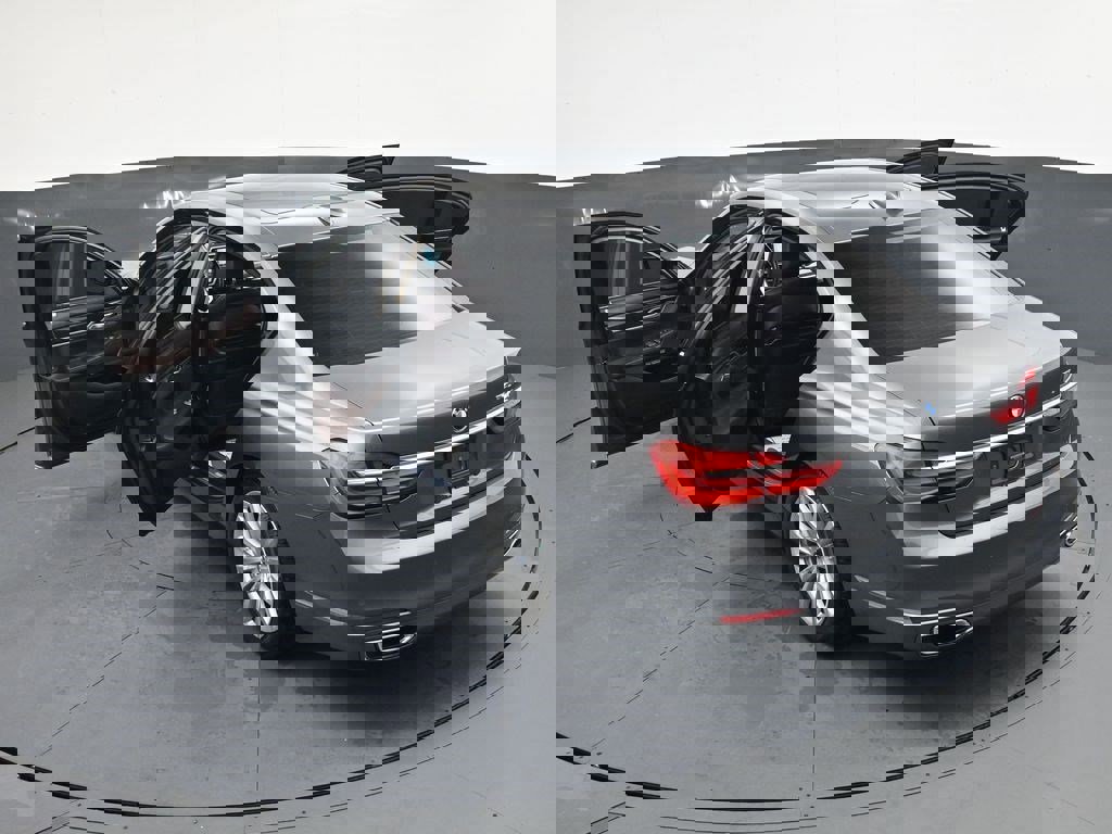 Used 2018 BMW 740i RWD image 37