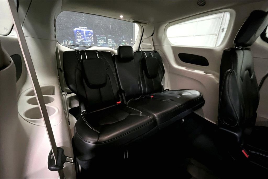 Used 2023 Chrysler Pacifica Touring-L image 26