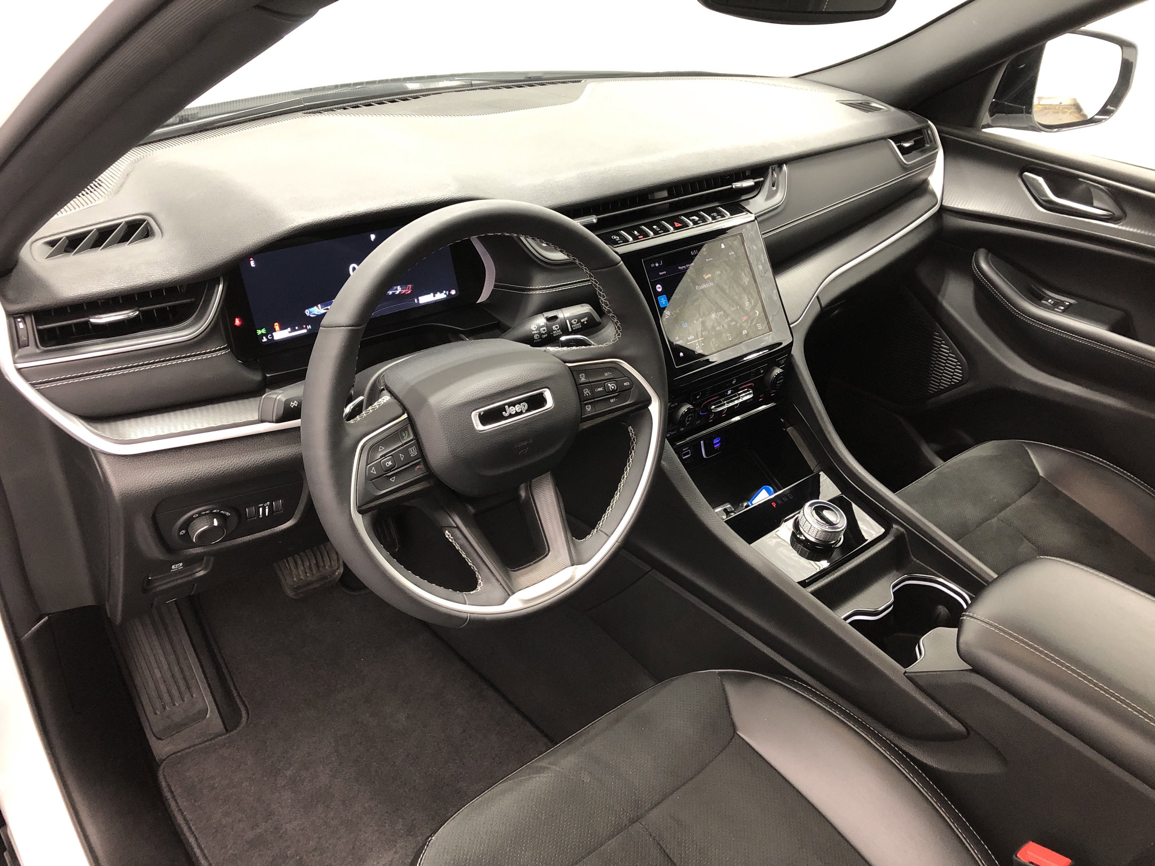 Used 2024 Jeep Grand Cherokee Altitude image 10