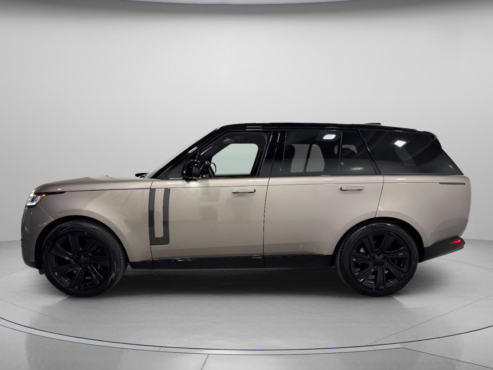 Used 2023 Land Rover Range Rover SE image 2