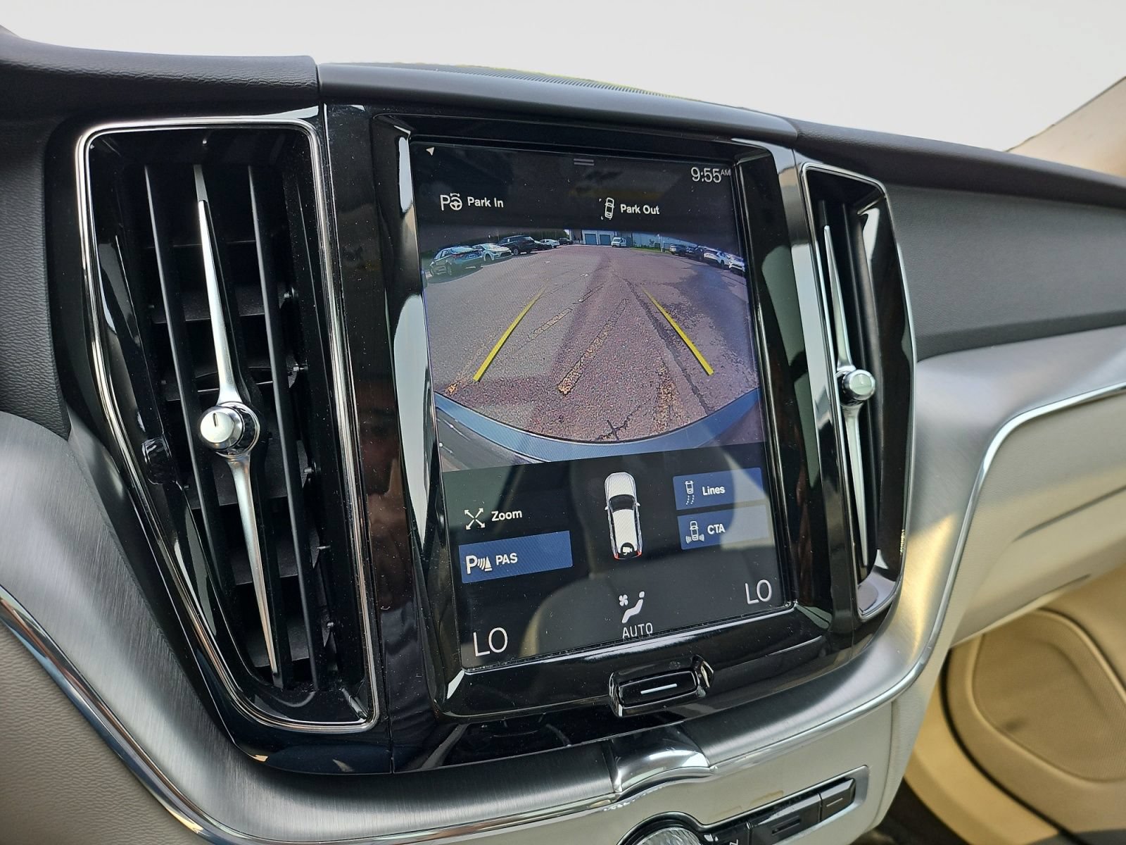 Used 2019 Volvo XC60 T5 Momentum w/ Premium Package FWD image 26