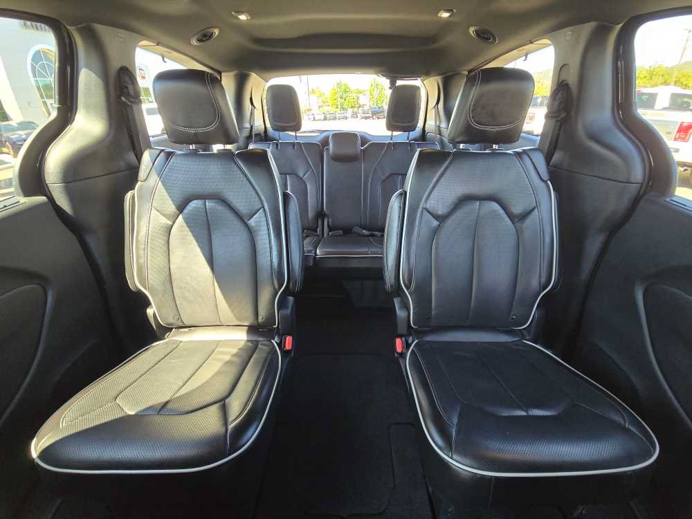 Used 2025 Chrysler Pacifica Limited FWD image 18