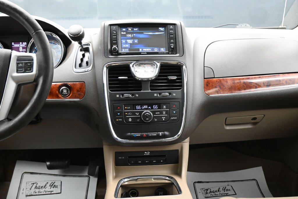 Used 2016 Chrysler Town & Country Touring-L FWD image 19