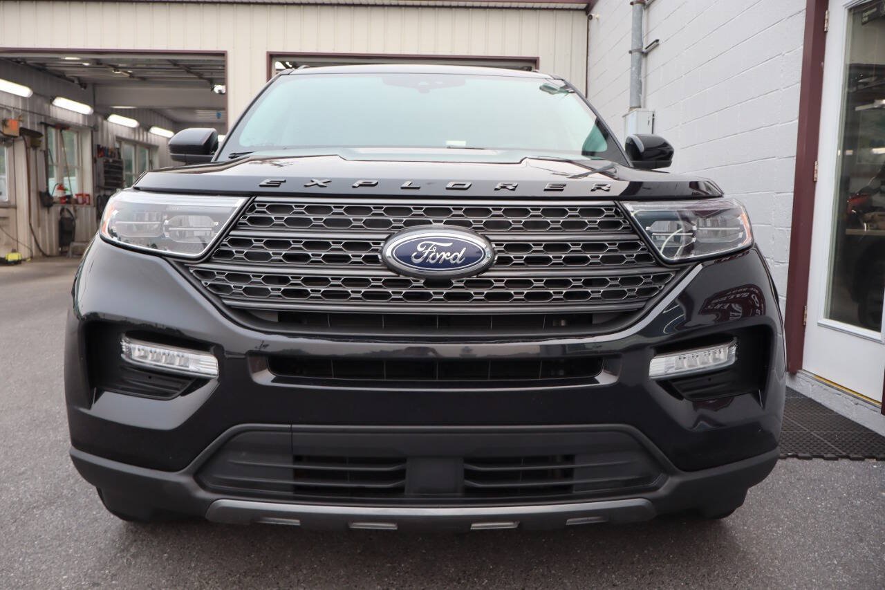 Used 2024 Ford Explorer XLT AWD/4WD image 2