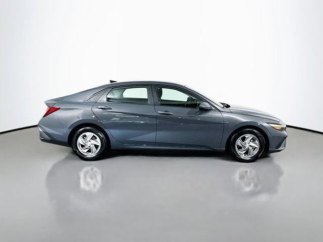 Certified 2024 Hyundai Elantra SE FWD image 9
