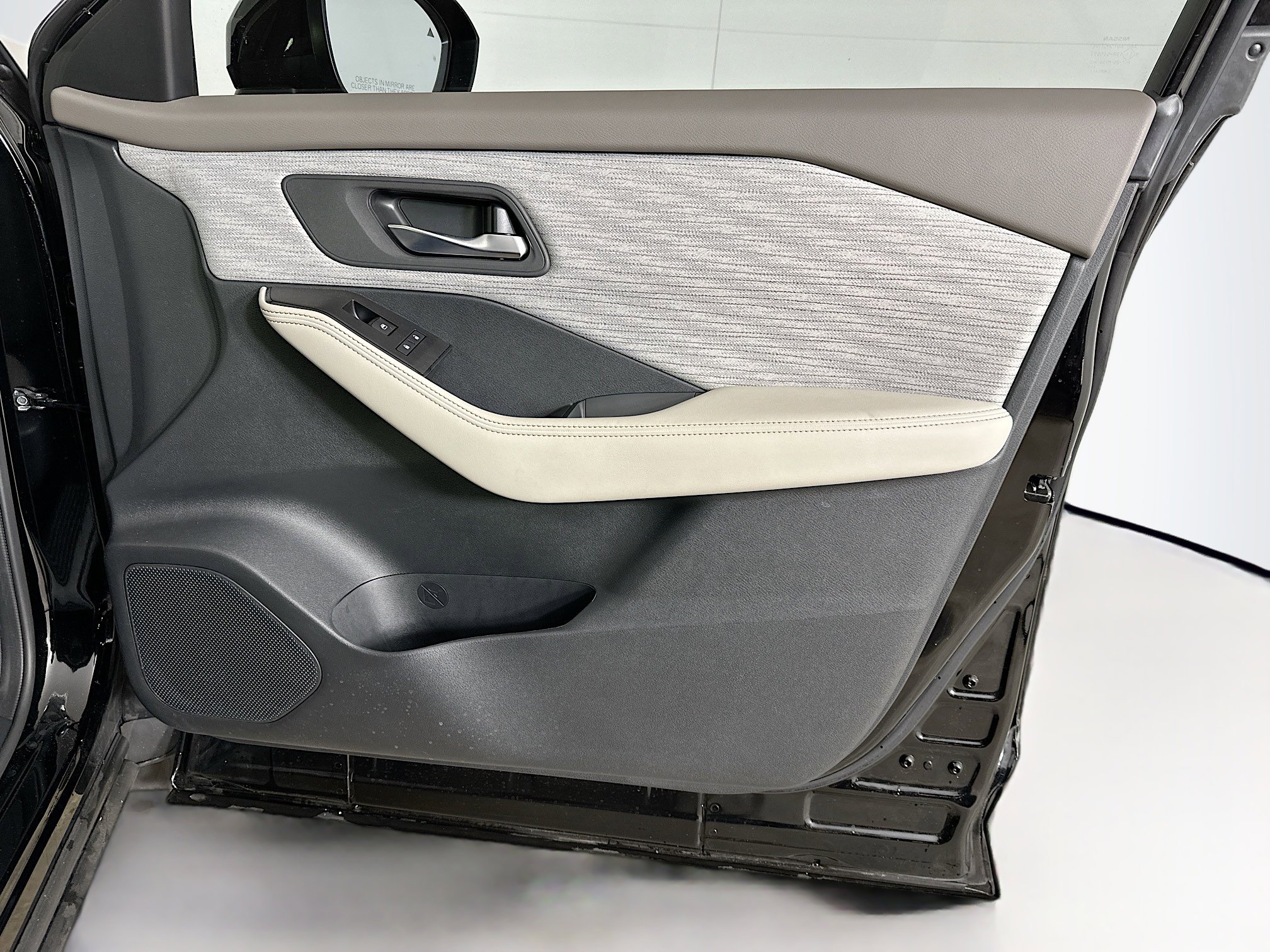 Used 2023 Nissan Rogue SV image 30