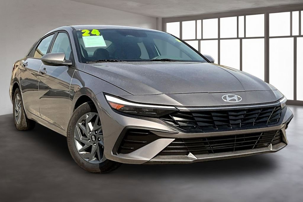 Used 2024 Hyundai Elantra SEL image 3
