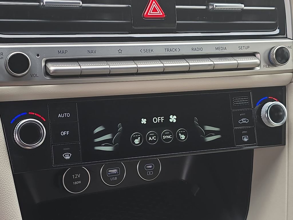 Used 2026 Genesis G70 2.5T image 23