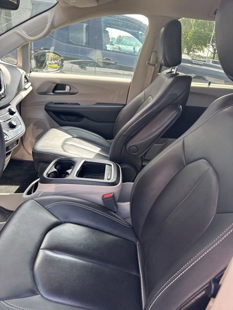 Used 2024 Chrysler Pacifica Touring-L image 14