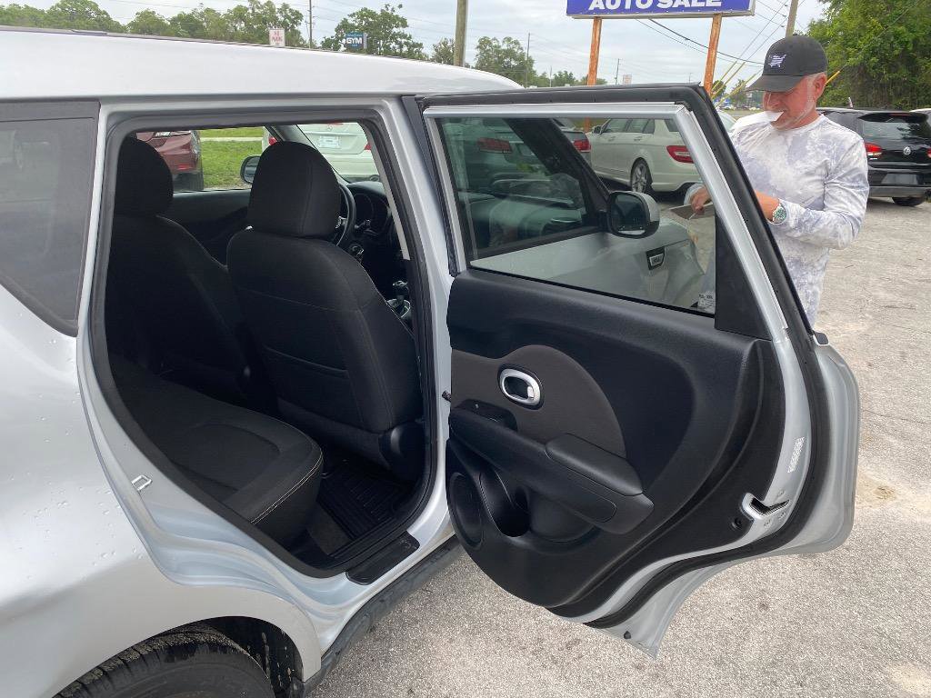 Used 2016 Kia Soul + FWD image 19