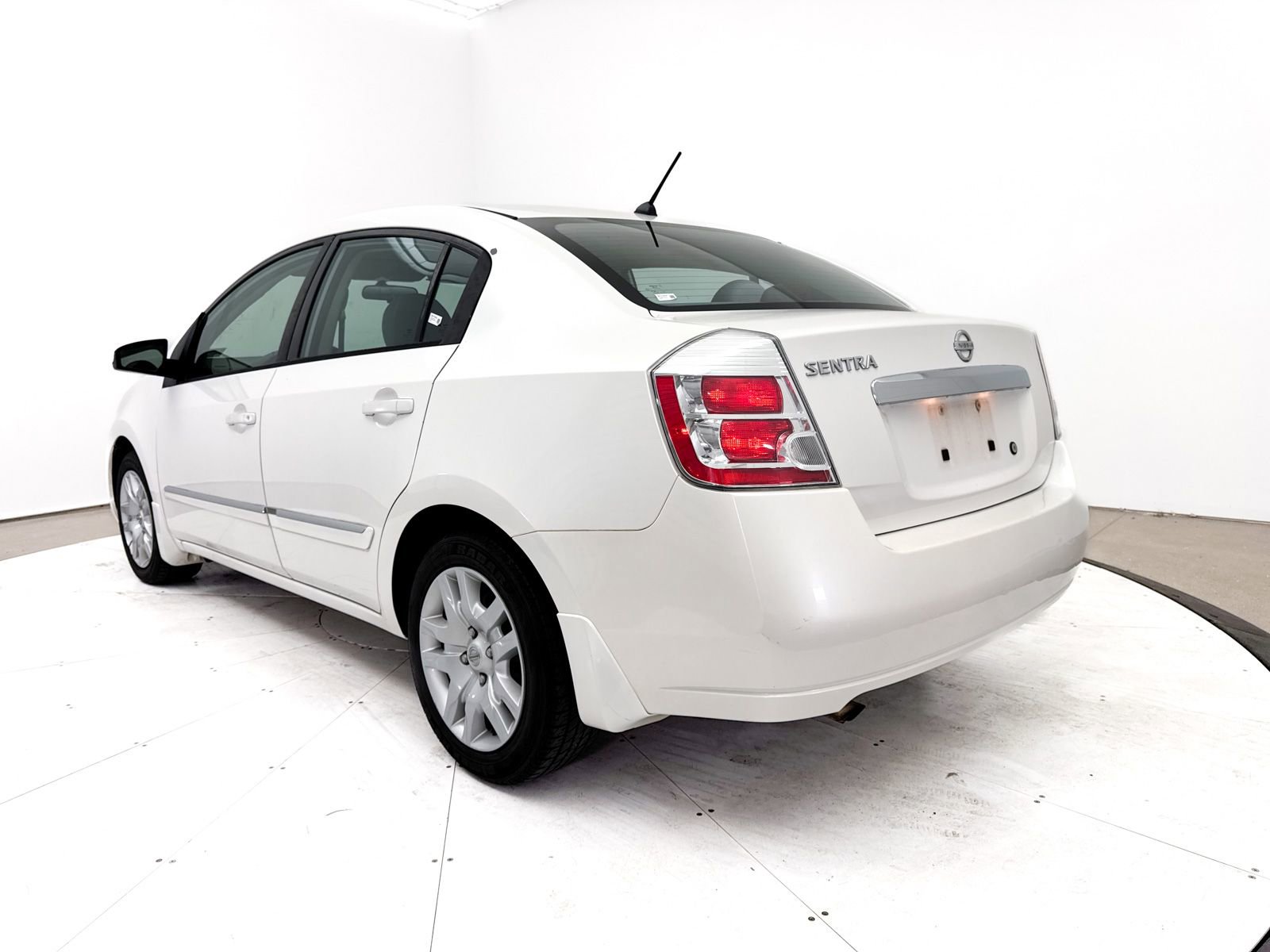 Used 2010 Nissan Sentra 2.0 S FWD image 2