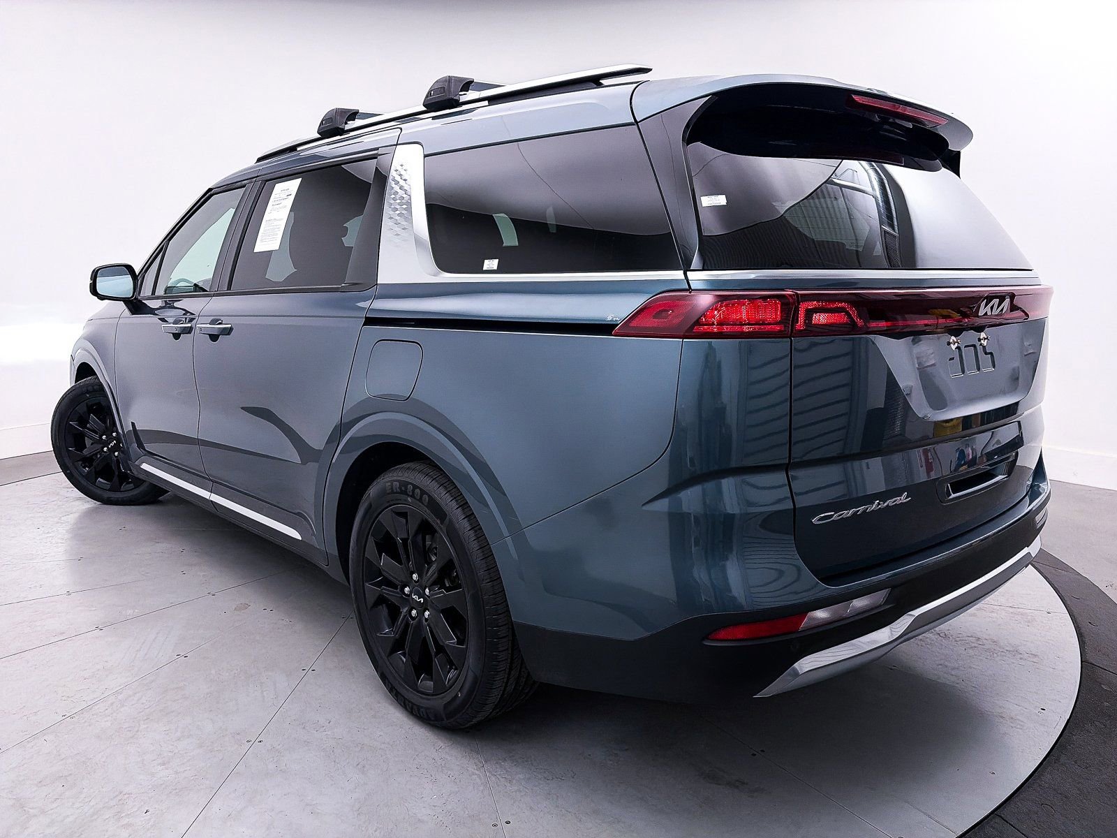 Used 2022 Kia Carnival SX image 2