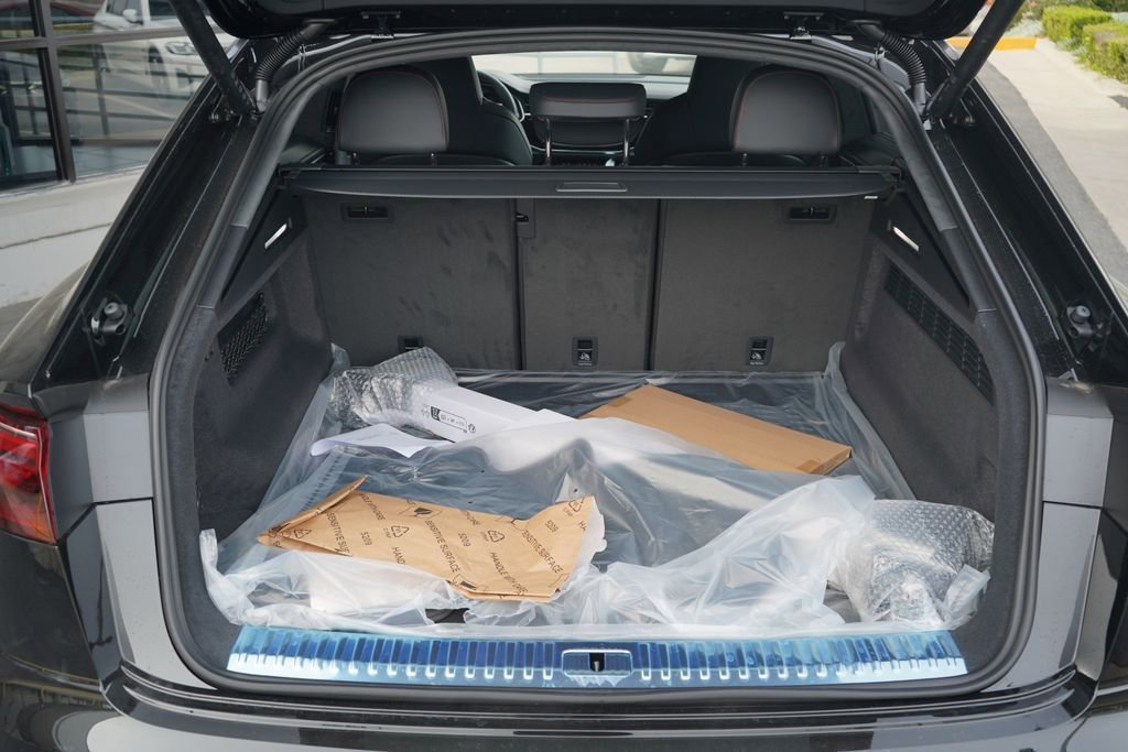 New 2026 Audi SQ8 Prestige image 11