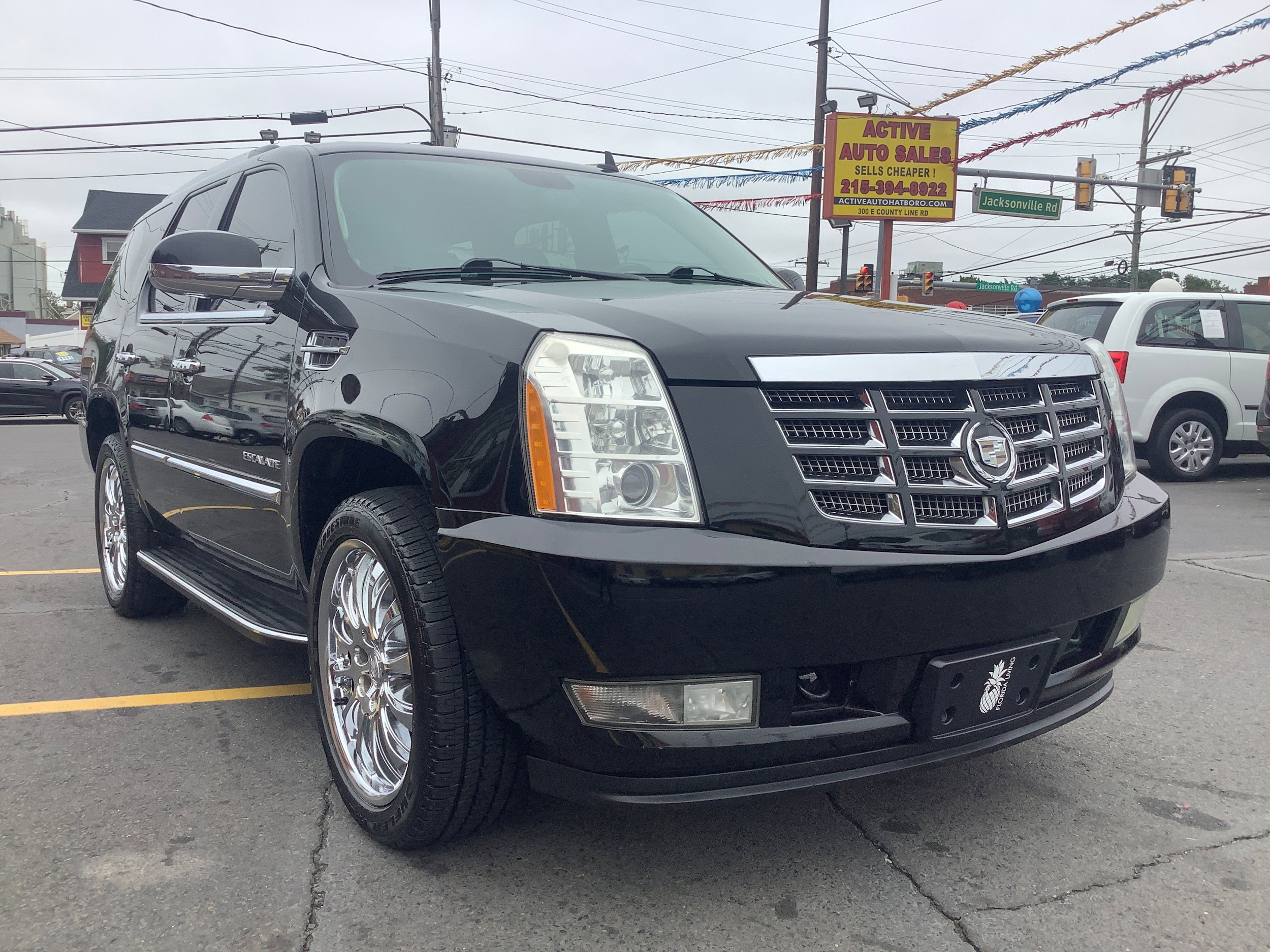 Used 2011 Cadillac Escalade Luxury AWD/4WD image 1