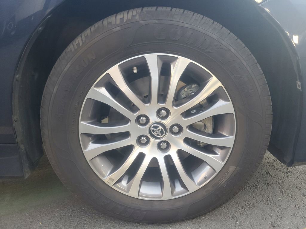 Used 2019 Toyota Sienna XLE image 6