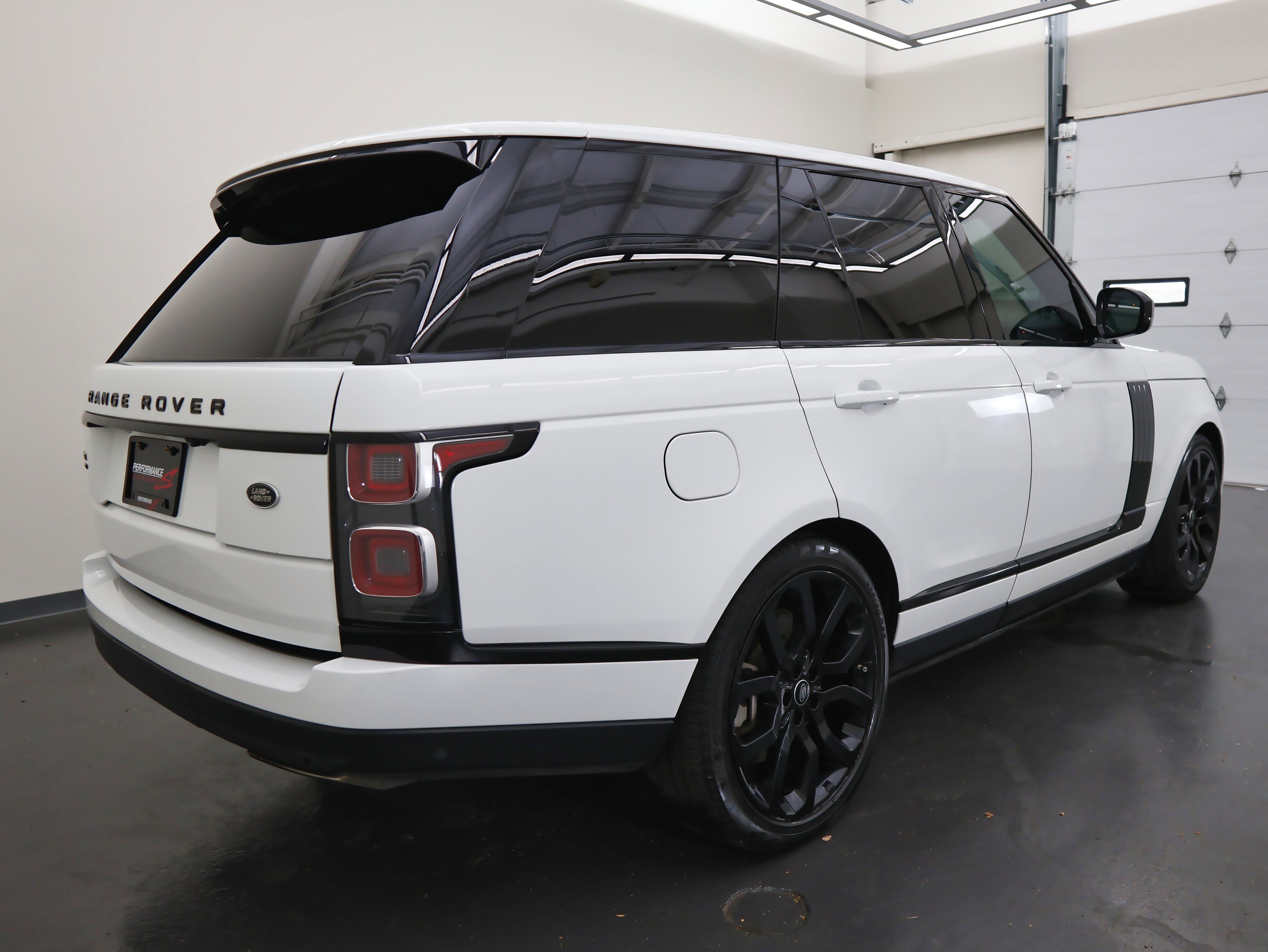 Used 2020 Land Rover Range Rover HSE image 3