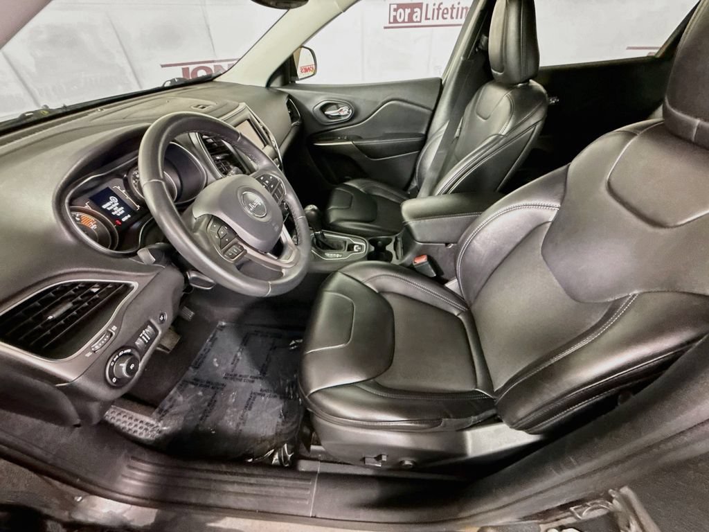 Used 2019 Jeep Cherokee Latitude Plus w/ Comfort/Convenience Group AWD/4WD image 24