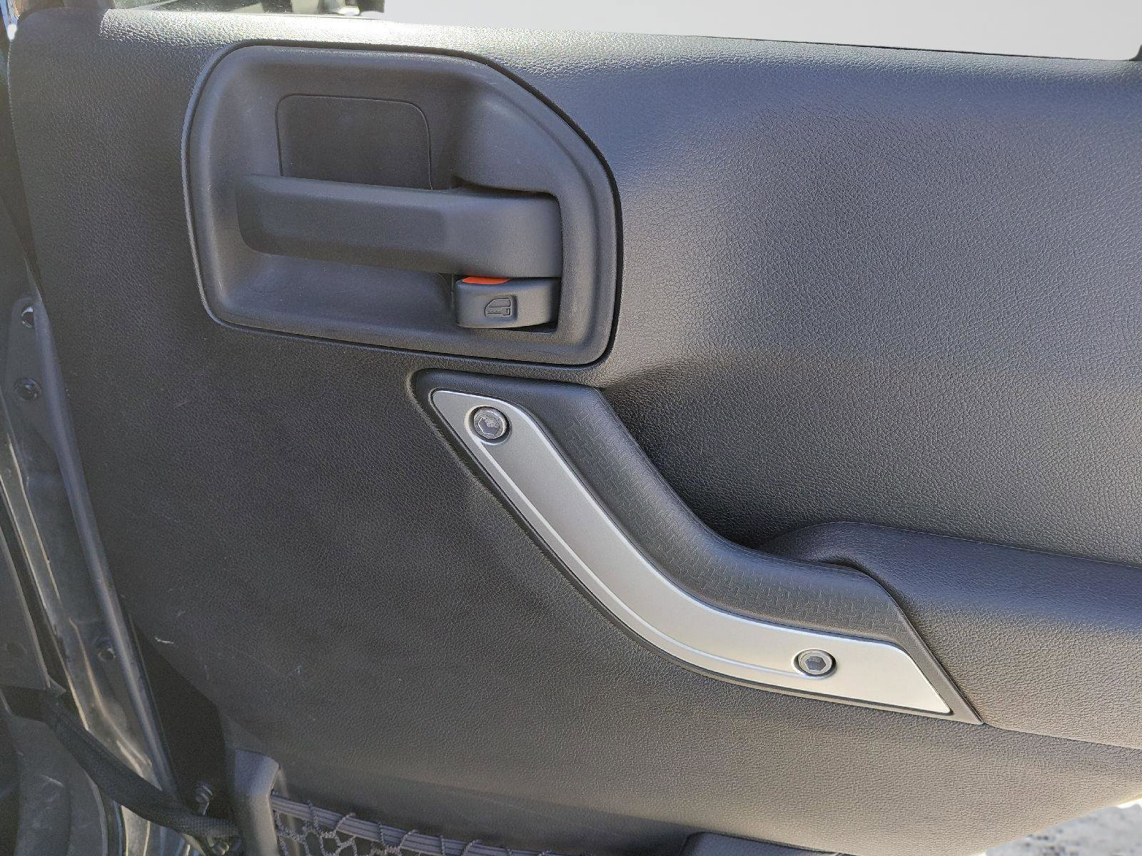 Used 2015 Jeep Wrangler Unlimited Rubicon w/ Connectivity Group image 17