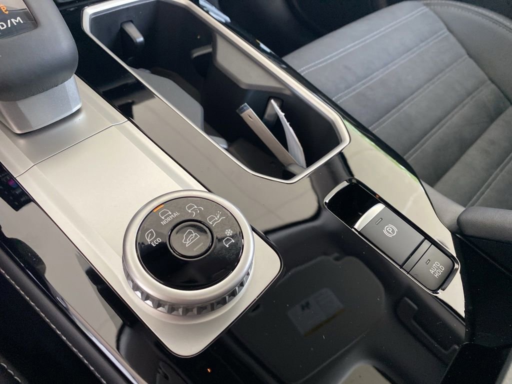 New 2025 Mitsubishi Outlander SE image 9