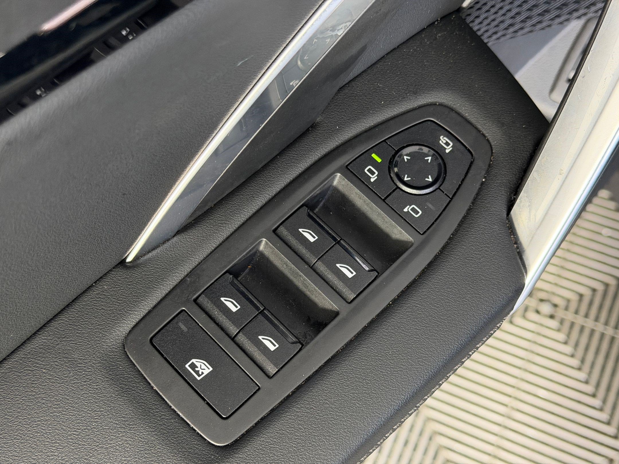 Used 2025 BMW X2 xDrive28i AWD/4WD image 23