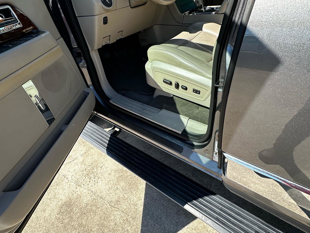 Used 2012 Lincoln Navigator 2WD image 13