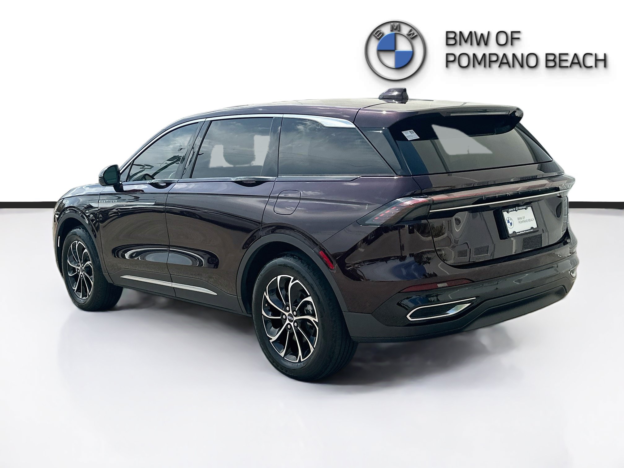 Used 2024 Lincoln Nautilus Premier AWD/4WD image 5