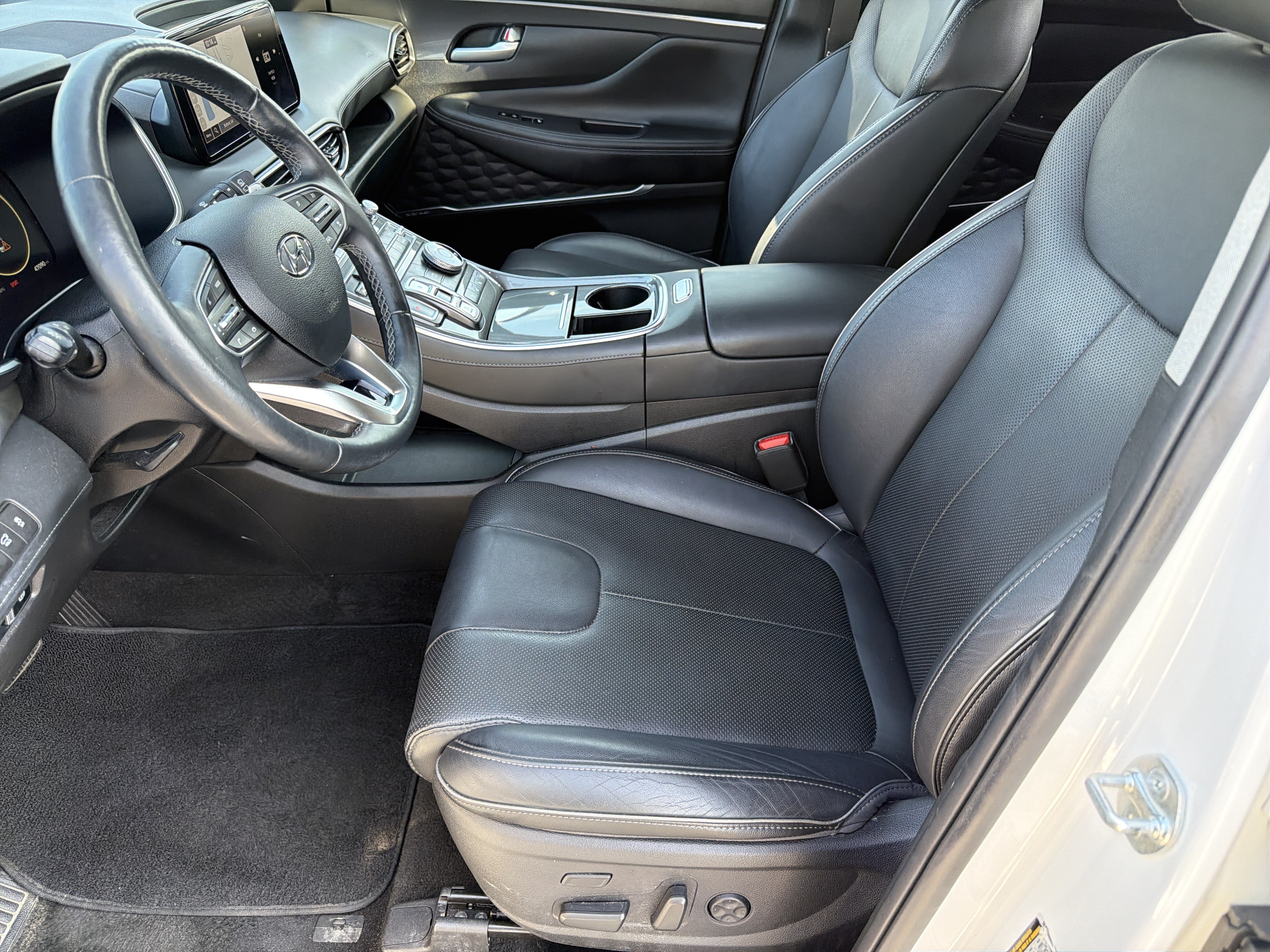 Used 2023 Hyundai Santa Fe Limited AWD/4WD image 2