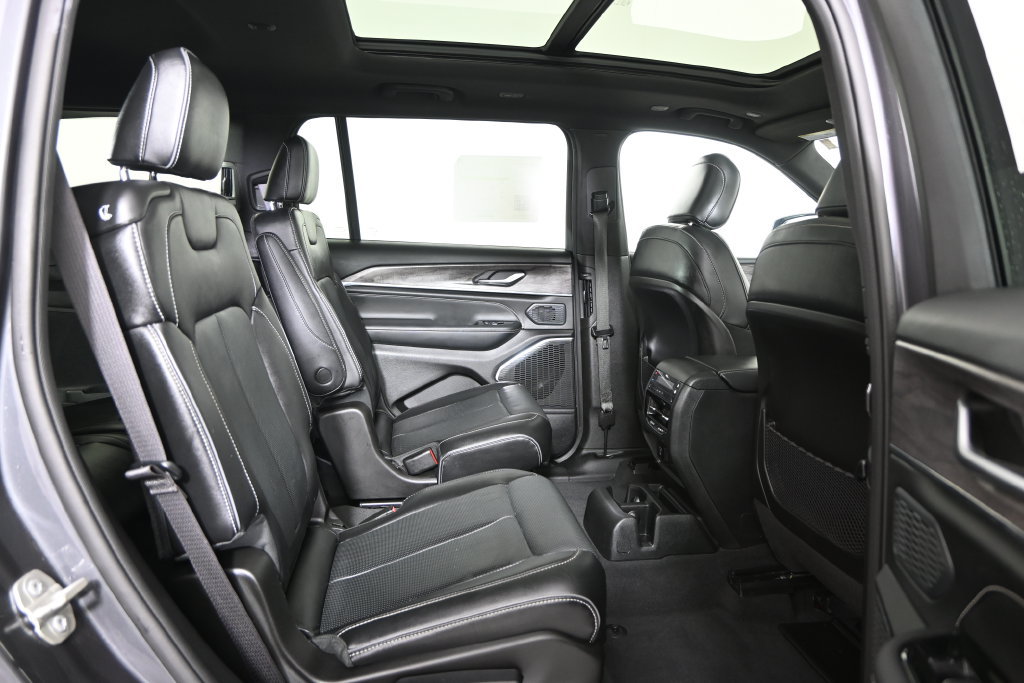 Used 2023 Jeep Grand Cherokee L Overland AWD/4WD image 15
