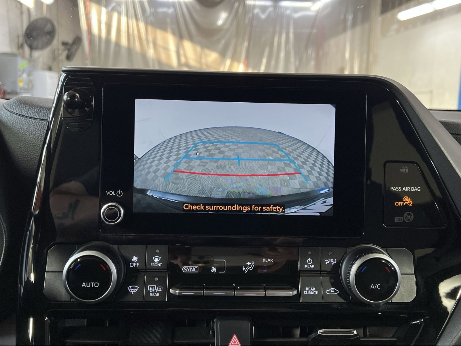 Used 2024 Toyota Highlander LE image 18