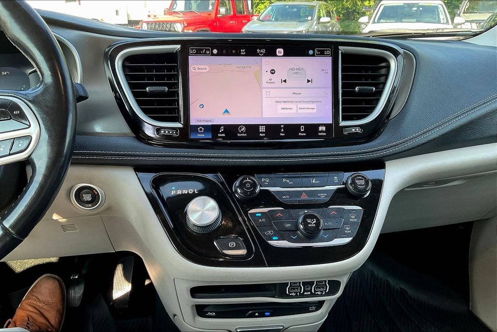 Used 2021 Chrysler Pacifica Touring-L w/ Uconnect Theater Family Group FWD image 15